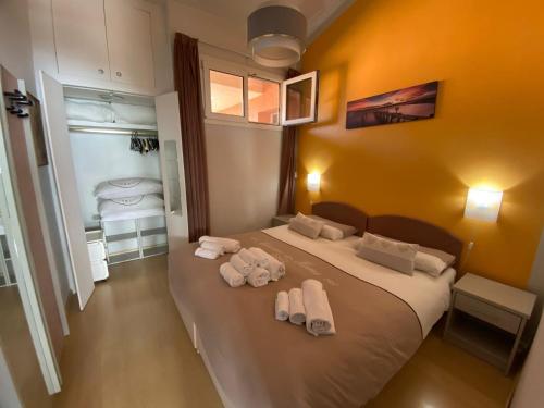1 dormitorio con 1 cama con toallas en Front Lake Amazing View, en Manerba del Garda