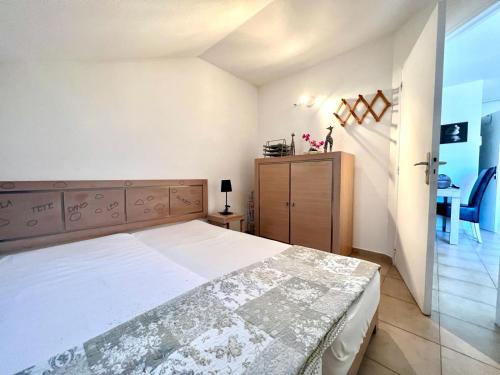 une chambre avec un grand lit et une table dans l'établissement Appartement tout confort 4 personnes Moriani Santa Maria-Poggio, à Santa-Maria-Poggio