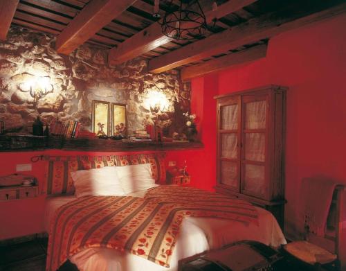 - une chambre rouge avec un grand lit dans l'établissement El Apartamento, à Robledo de la Guzpeña