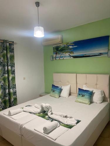 1 dormitorio con 1 cama con toallas en Pansion Katerina, en Skala Eresou
