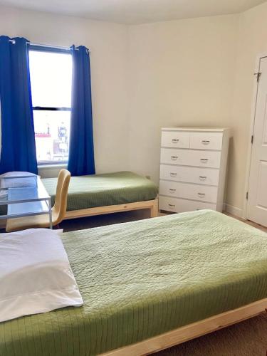 1 dormitorio con 2 camas y ventana en 0122 Private and Spacious Apt in Hoboken, en Hoboken