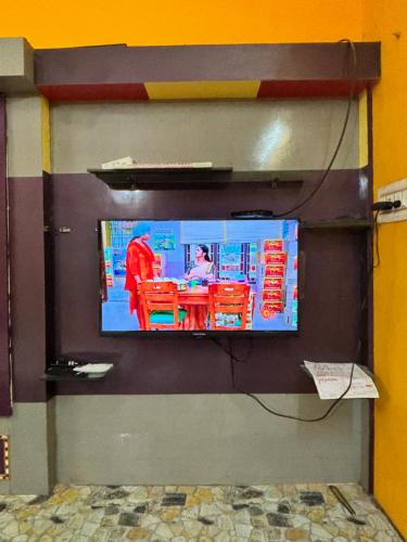 uma televisão na parede de um restaurante em KãndhãÑ HõmÊ StãY em Rameswaram