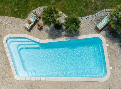 una vista aérea de una piscina con palmeras en Villa Niloan, en Olbia
