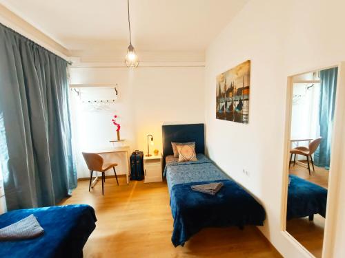 ein kleines Zimmer mit einem Bett und einem Spiegel in der Unterkunft Bcn Center Budget Rooms in Barcelona