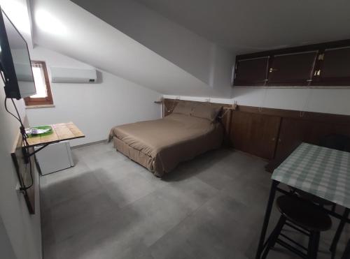 a small bedroom with a bed and a table at Gli Agrifogli in San Lorenzo Nuovo