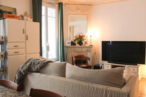 パリにあるCozy and quiet apartment in the 15thのリビングルーム(ソファ、テレビ付)