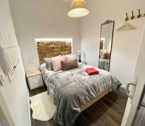 Dormitorio pequeño con cama y espejo en Gilber apartment sleep 3 en Londres