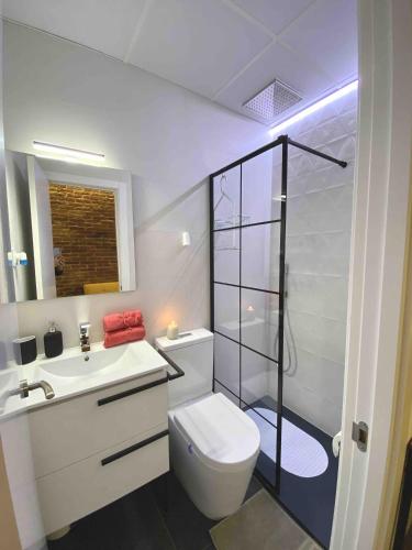 a bathroom with a toilet and a sink and a shower at Gilber apartment sleep 3 in London