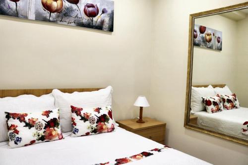 ラメーゴにある2 bedrooms house with furnished terrace and wifi at Lamegoのベッドルーム1室(ベッド2台、鏡付)