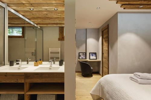 La salle de bains est pourvue d'une double vasque et d'un miroir. dans l'établissement Chalet Contemporain pour 12 personnes avec Sauna, à Vernaison