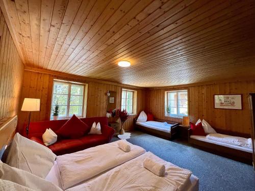 ein Zimmer mit einem Bett und einem Sofa in einem Zimmer in der Unterkunft Bauernhaus Stöcklhub in St. Johann im Pongau