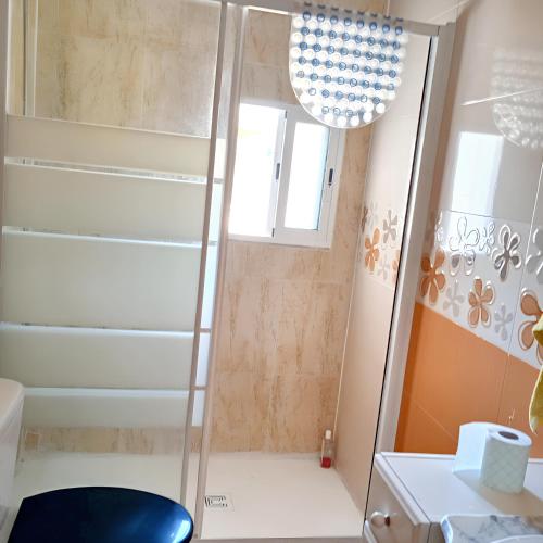 eine Dusche im Bad mit einem blauen Stuhl in der Unterkunft 2 bedrooms house at Ciudad Real in Ciudad Real