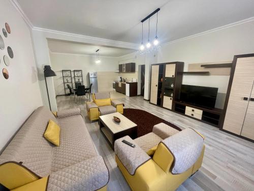un salon avec deux canapés et une télévision dans l'établissement Enjoy Apartments - Central Villa Retreat, à Cluj-Napoca