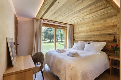 - une chambre avec un grand lit et une fenêtre dans l'établissement Chalet Contemporain pour 12 personnes avec Sauna, à Vernaison