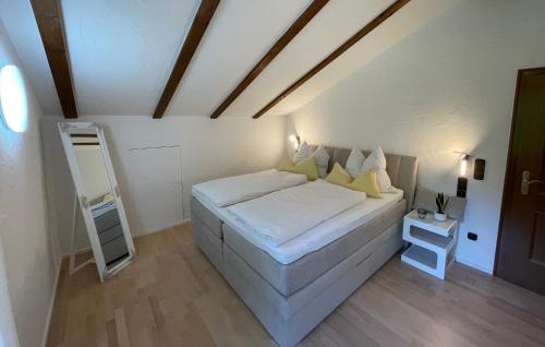Een bed of bedden in een kamer bij Ferienwohnung Bad Reichenhall (Nonn) Bergblick