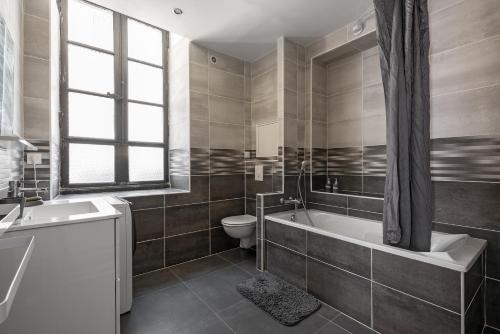 une salle de bain avec une baignoire, des toilettes et un lavabo dans l'établissement Centre Ville -Cosy 2 pièces-Clim-AF, à Carcassonne