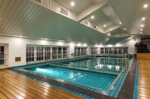 a large swimming pool in a building at Araliya Green City Hotel in Nuwara Eliya