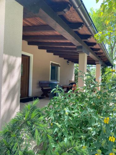 Un jardín fuera de Apartman "Almond house 2"
