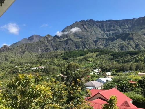 Nespecifikovaný výhled na hory nebo výhled na hory při pohledu z vily