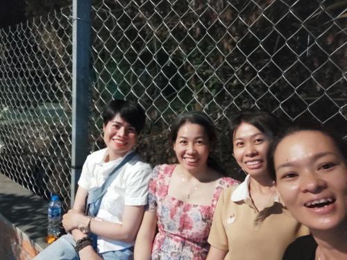 een groep mensen die naast een hek zitten bij Uyen's House in Con Dao