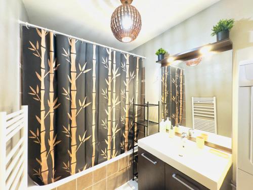 a bathroom with a black and gold shower curtain at *Le Golden Tropic* Magnifique T4 Terrasse+Parking in Vaulx-en-Velin