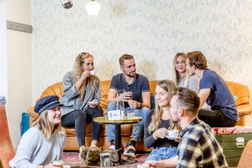 um grupo de pessoas sentadas num sofá em Wombat's City Hostel Vienna Naschmarkt em Viena