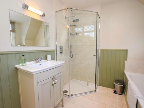 uma casa de banho com um chuveiro e um lavatório. em 3 Bed in Glencoe 80624 em Glencoe