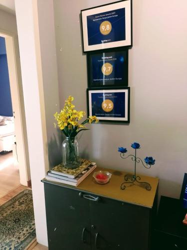 a table with a vase of flowers on top of it at Apartamento Parque Jardim Europa in Rio de Janeiro