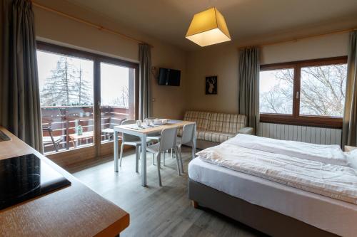 ボルミオにあるLa Villa Feleitのベッドルーム1室(ベッド1台、テーブル、椅子付)