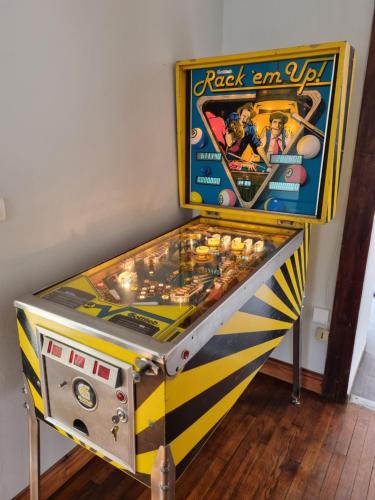 una máquina de pinball vintage con un juego de rock n roll en les glycines en Saint-Marien