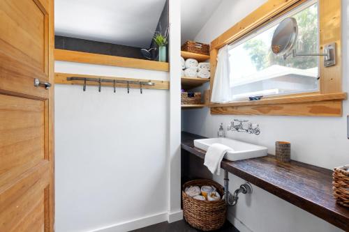 Phòng tắm tại Cape Keepers Cottage - Lighthouse Park