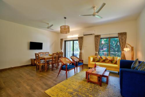 TV a/nebo společenská místnost v ubytování Lavish 2BHK Apartment with Swimming Pool in Candolim