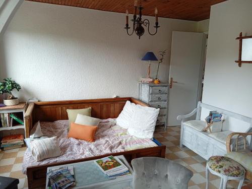 Un dormitorio con una cama con almohadas. en T3 campagne Aix-en-Provence, en Meyrargues