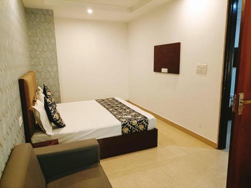 Een bed of bedden in een kamer bij Hotel Ambience Palace Near IGI Airport Delhi