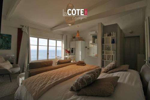 une chambre avec un grand lit avec des oreillers dessus dans l'établissement A couper le souffle ! #Cottage de luxe sur l'eau, à Ensuès-la-Redonne