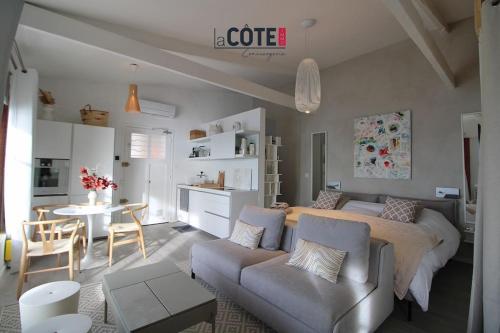 un salon avec un lit, un canapé et une table dans l'établissement A couper le souffle ! #Cottage de luxe sur l'eau, à Ensuès-la-Redonne