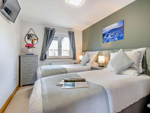 um quarto de hotel com duas camas e uma janela em 2 Bed in Castle Douglas 59638 em Castle Douglas
