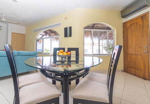una sala da pranzo con tavolo in vetro e sedie di Hotel Bahia Huatulco a Santa Cruz Huatulco