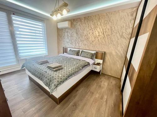 um quarto com uma cama e uma janela em Hidden treasure em Varna City