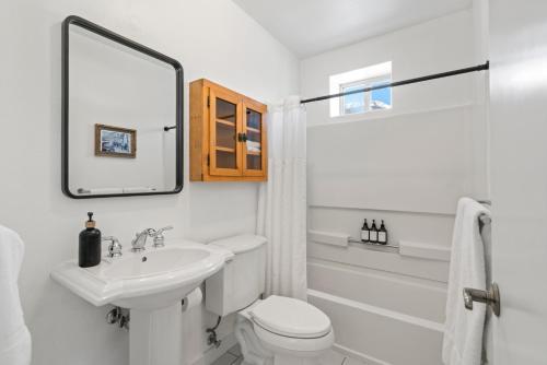 Silverton的住宿－The Bent Elbow，白色的浴室设有水槽和卫生间。