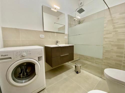 a bathroom with a washing machine and a sink at La Residenza dell'Arrotino in Capitan Loreto