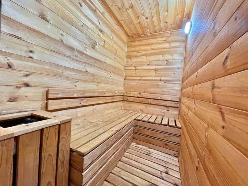 uma sauna de madeira com uma parede de madeira em Hermoso Apartamento de 2 habitaciones en Usaquen em Bogotá