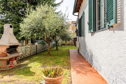 a garden with a brick walkway next to a building at Casa Luana San Concordio - Affitti Brevi Italia in Lucca