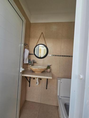 uma casa de banho com um lavatório e um espelho em Mi Sanagasta Querida em La Rioja