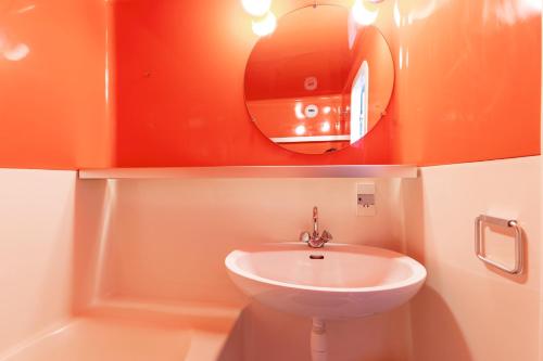 une salle de bain avec un lavabo et un miroir dans l'établissement Studio Pierra Menta Vue Mont Blanc, à Arc 1800