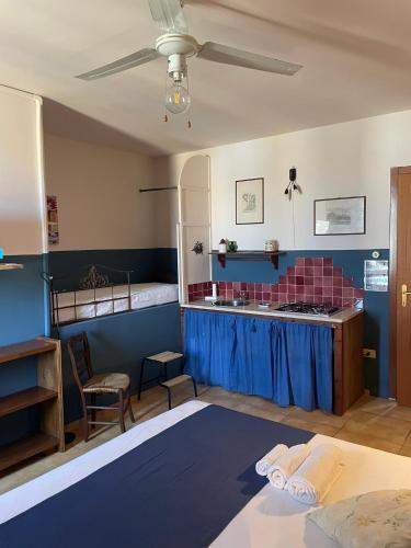 a bedroom with blue walls and a bed in a room at Kasa Celeste Aida in Gallipoli