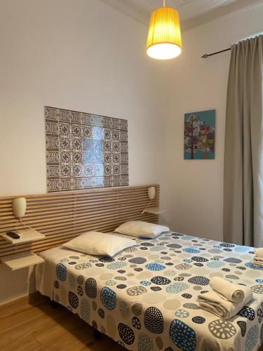 1 dormitorio con cama, escritorio y lámpara en Pouso Dos Anjos, en Lisboa
