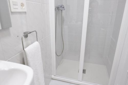 y baño con ducha y puerta de cristal. en TuApartamento El Mirador de la Estafeta, en Pamplona