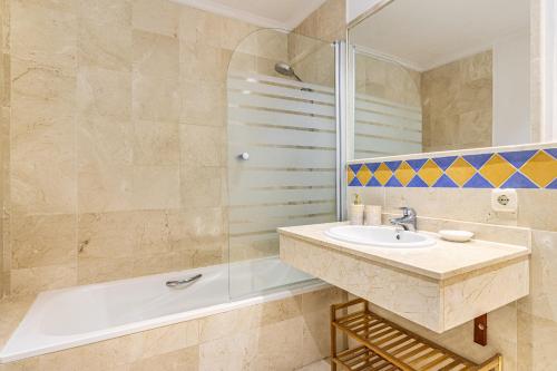 Koupelna v ubytování Luxury Golf Apartment - 3min to Puerto Banus