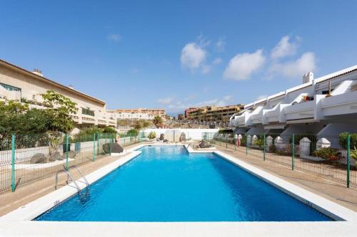 een zwembad met blauw water in een gebouw bij Pool Terrace in El Médano